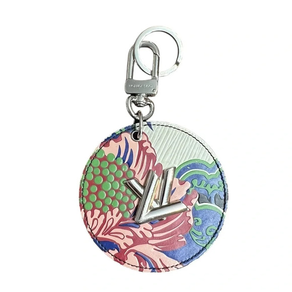 ❌SOLD❌
Louis Vuitton Epi Flowers Bag Charm or Key Holder - Picture 2 of 4